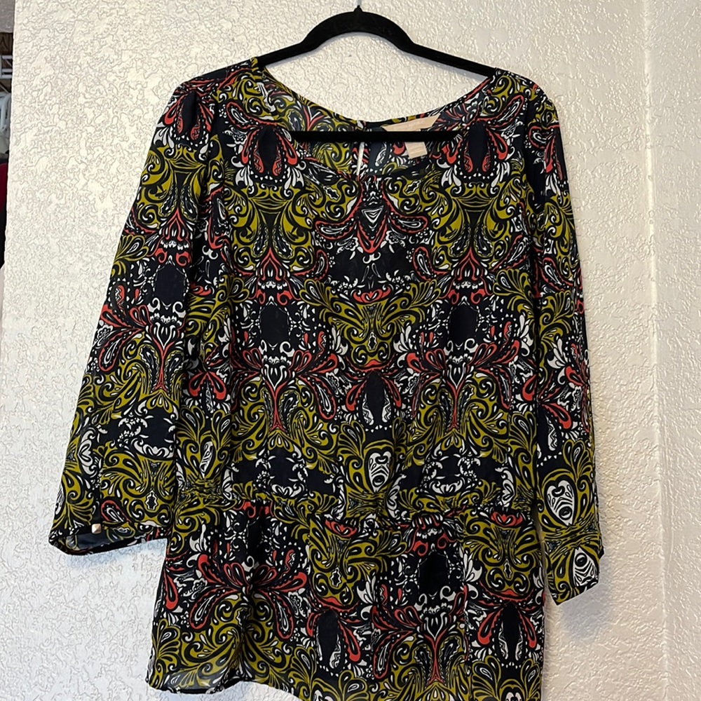 Banana Republic polyester 3/4 sleeve keyhole back blouse never worn.